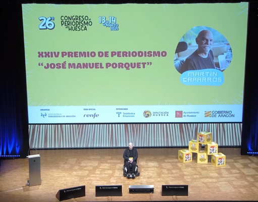 Martín Caparrós recibe el Premio José Manuel Porquet y presenta un tango de su autoría con música e interpretación generadas con IA