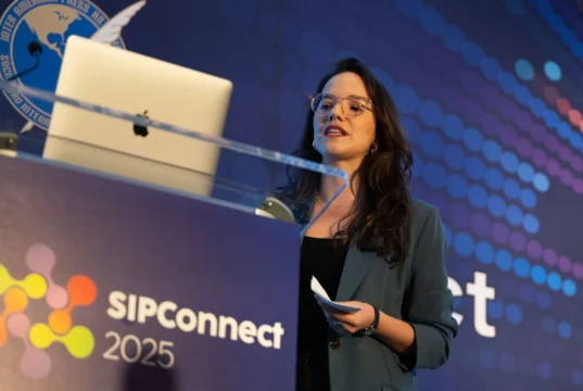SIP Connect 2025: SIP y Google lanzan AI Product Lab para transformar medios latinoamericanos con inteligencia artificial Alejandra Brambila en SIP Connect 2025