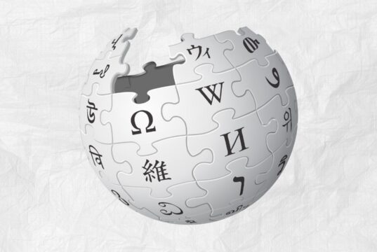 Wikipedia adopta nueva política para eliminar artículos generados por inteligencia artificial
